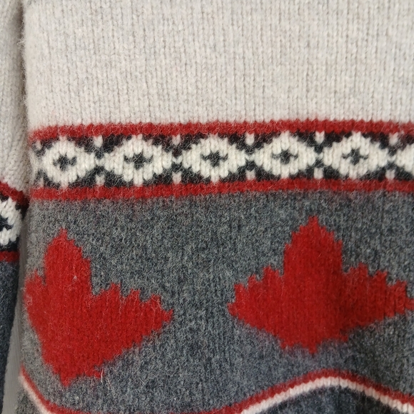 Hudson's Bay Canada Olympic Cowichan Zip Sweater - Unisex Large, 21" PTP - Picture 10 of 15